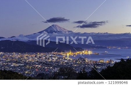 黎明時分從靜岡市日本平出發的清水港和富士山 121999046