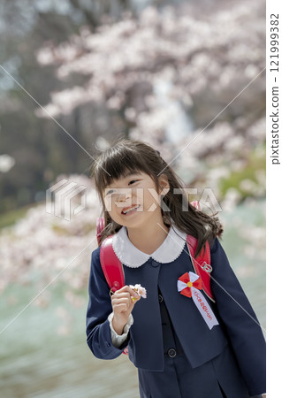 一年級學生背著書包享受櫻花公園 121999382