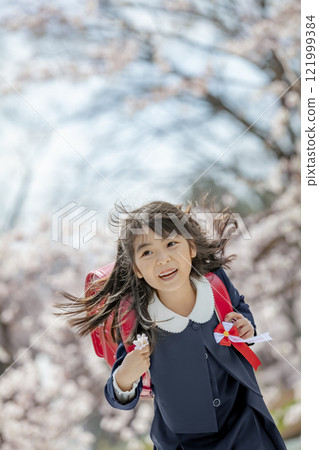 一年級學生背著書包享受櫻花公園 121999384