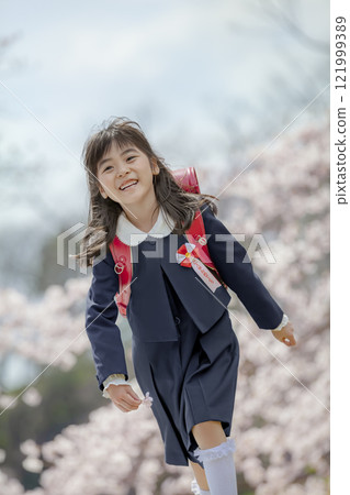 一年級學生背著書包享受櫻花公園 121999389