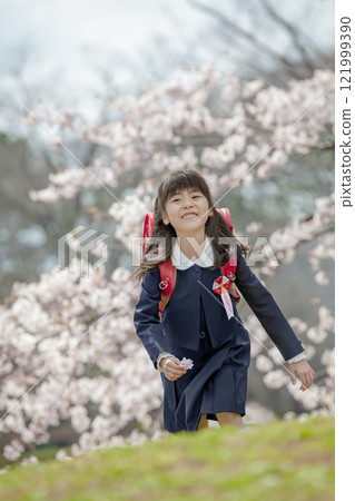 一年級學生背著書包享受櫻花公園 121999390