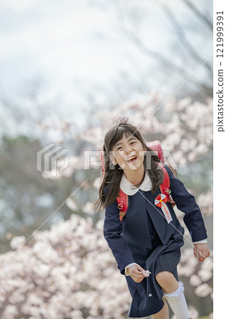 一年級學生背著書包享受櫻花公園 121999391