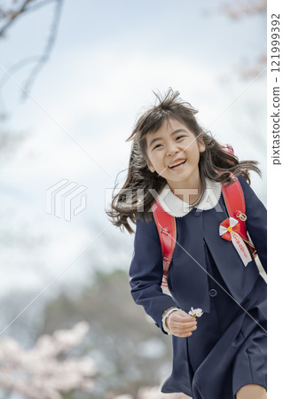 一年級學生背著書包享受櫻花公園 121999392