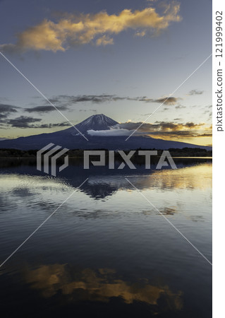 黎明時分,富士山倒映在狸湖的水面上 黎明時分,富士山倒映在狸湖的水面上 121999402