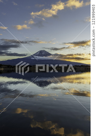 Mount Fuji reflected on the surface of Lake Tanuki at dawn 121999403