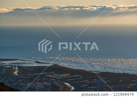 [Shizuoka Prefecture] A fleet of fishing boats set out from Mochimune fishing port to catch whitebait. 121999474
