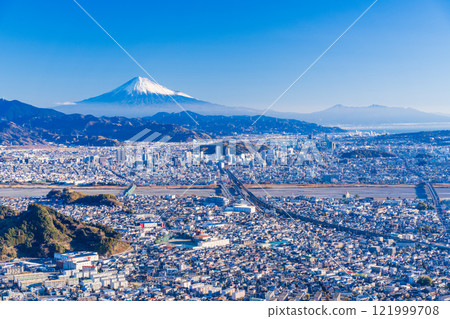 [Shizuoka Prefecture] Mount Fuji over the Shizuoka cityscape, early morning 121999708