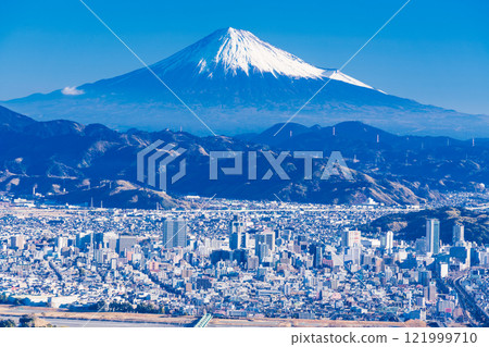 [Shizuoka Prefecture] Mount Fuji over the Shizuoka cityscape, early morning 121999710