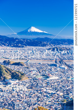[Shizuoka Prefecture] Mount Fuji over the Shizuoka cityscape, early morning 121999721