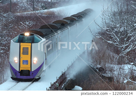 Kiha 261 series train running through the snowy landscape of Oshamanbe town Kiha 261 series train running through the snowy landscape of Oshamanbe town 122000234