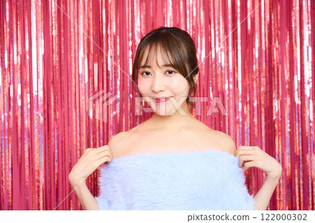 派對室中年輕女子的時尚肖像 122000302
