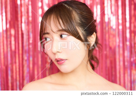 派對室中年輕女子的時尚肖像 122000311