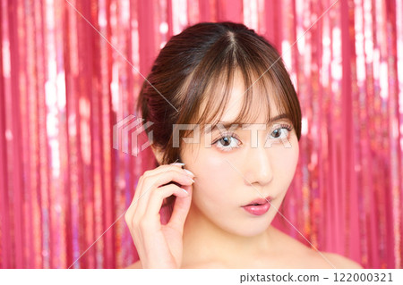 派對室中年輕女子的時尚肖像 122000321