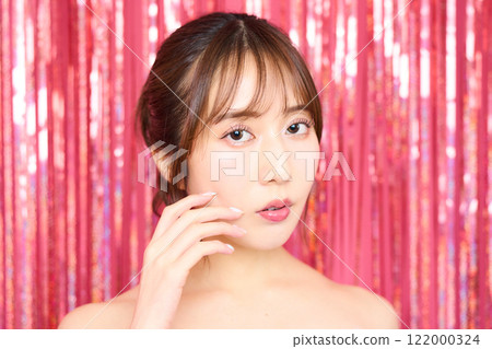 派對室中年輕女子的時尚肖像 122000324