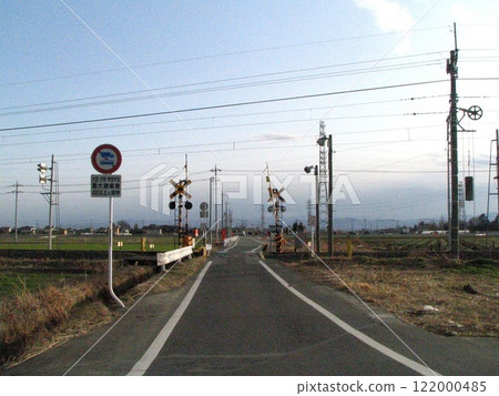 只能容納一輛車的平交道（2014年3月14日）東武鐵道伊勢崎線480號平交道 122000485