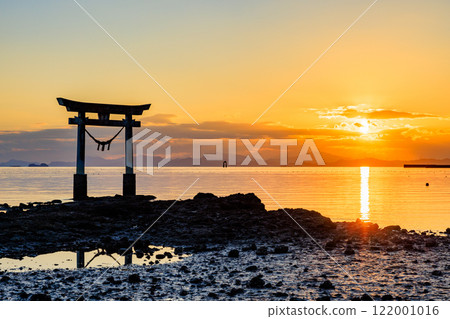 Torii gate and sunset at Nagao Tsurugi Shrine in winter, at low tide, Uki City, Kumamoto Prefecture 122001016