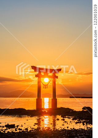 Torii gate and sunset at Nagao Tsurugi Shrine in winter, at low tide, Uki City, Kumamoto Prefecture 122001019