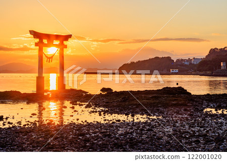 熊本縣宇城市,長尾鶴木神社鳥居門和冬季低潮時的日落 熊本縣宇城市,長尾鶴木神社鳥居門和冬季低潮時的日落 122001020