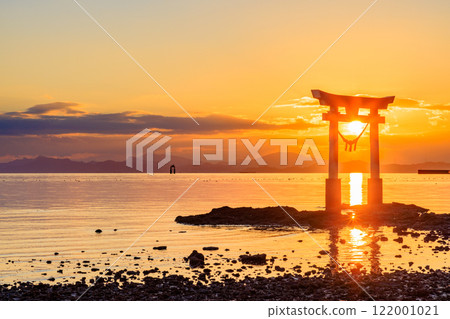 Torii gate and sunset at Nagao Tsurugi Shrine in winter, at low tide, Uki City, Kumamoto Prefecture Torii gate and sunset at Nagao Tsurugi Shrine in winter, at low tide, Uki City, Kumamoto Prefecture 122001021