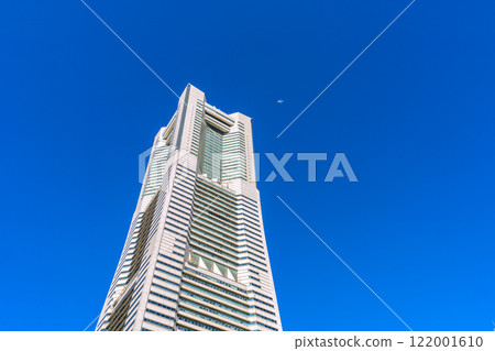 Yokohama cityscape in Japan, with airplanes and the Yokohama Landmark Tower in front of Sakuragicho Station (January 13, 2025) 122001610