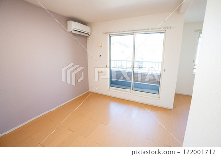 Bright and comfortable living space 122001712