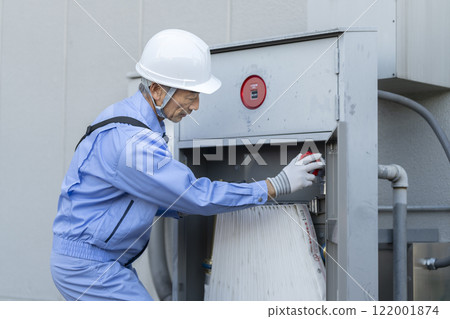 工人檢查室外消防栓設備的建築維護圖像 122001874