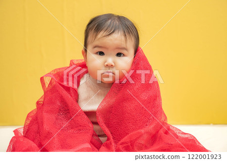 嬰兒坐著黃色背景 122001923