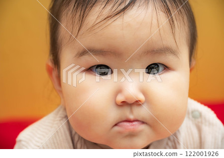 嬰兒坐著黃色背景 嬰兒坐著黃色背景 122001926