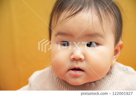 嬰兒坐著黃色背景 122001927