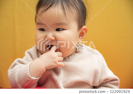 嬰兒坐著黃色背景 122001929
