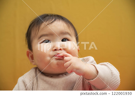 嬰兒坐著黃色背景 122001930