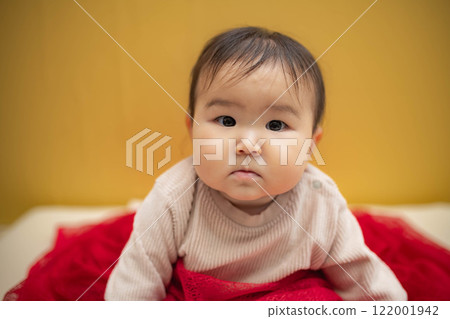 嬰兒坐著黃色背景 122001942