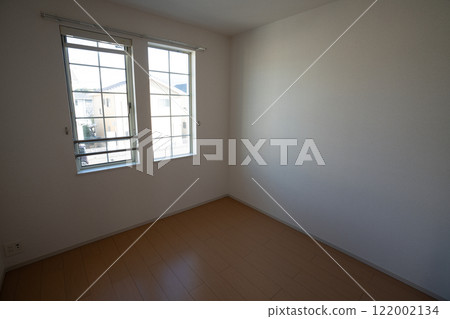 A quiet, empty room 122002134