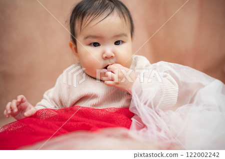 嬰兒坐在粉紅色的背上 122002242