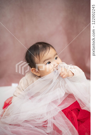 嬰兒坐在粉紅色的背上 122002245