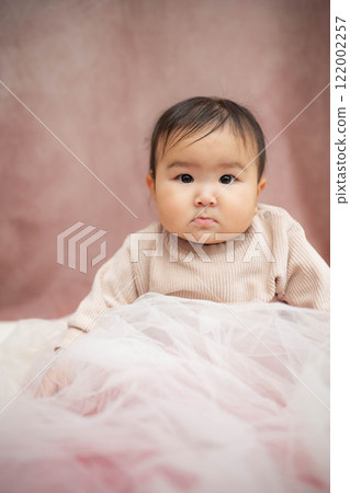 嬰兒坐在粉紅色的背上 122002257