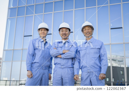三名工人對著鏡頭微笑 122002367