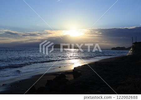 江之島的夜景和從鎌倉七里濱海岸看到的橙色日落 江之島的夜景和從鎌倉七里濱海岸看到的橙色日落 122002688