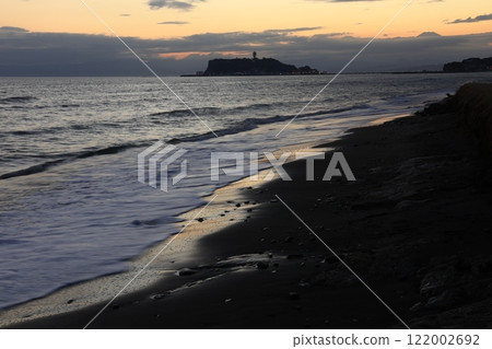 A view of Enoshima and the orange sunset from Shichirigahama Beach in Kamakura - Evening scenery A view of Enoshima and the orange sunset from Shichirigahama Beach in Kamakura - Evening scenery 122002692
