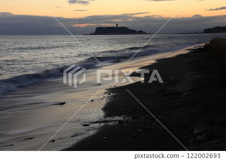江之島的夜景和從鎌倉七里濱海岸看到的橙色日落 122002693