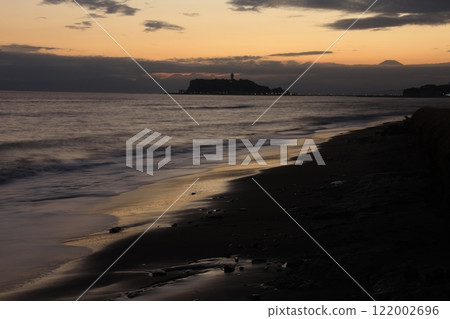 A view of Enoshima and the orange sunset from Shichirigahama Beach in Kamakura - Evening scenery A view of Enoshima and the orange sunset from Shichirigahama Beach in Kamakura - Evening scenery 122002696