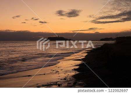 江之島的夜景和從鎌倉七里濱海岸看到的橙色日落 122002697