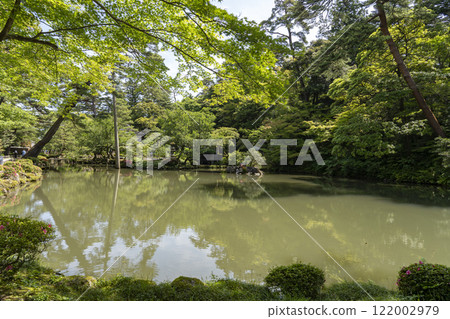 初夏陽光明媚的兼六園和兵池 122002979