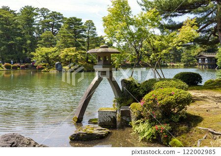 初夏陽光明媚的兼六園燈籠 122002985