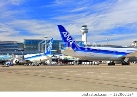 [Tokyo] Haneda Airport seen from an open space 122003184