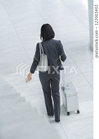 背著手提包走路的中年女商人後視圖 122003401