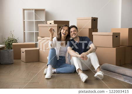 Portrait of homeowners family showing bunch of keys 122003415