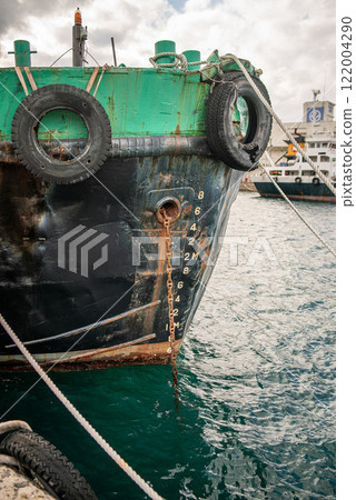 有許多輪胎的船 122004290