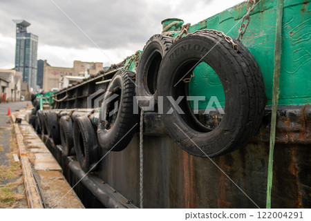 有許多輪胎的船 122004291