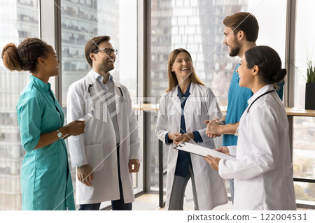 Group of medical professionals, communicate in relaxed, collaborative atmosphere 122004531
